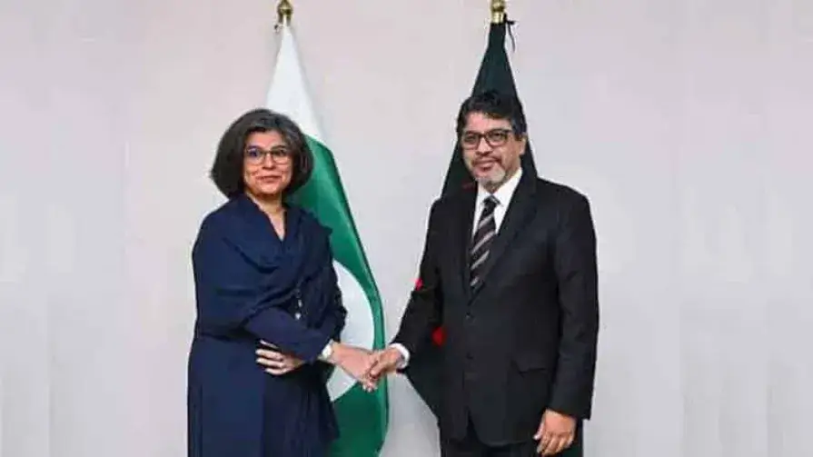 Pakistan and Bangladesh foreign secretaries meet in Dhaka after 15 years to resume diplomatic talks, signaling renewed regional cooperation and bilateral engagement