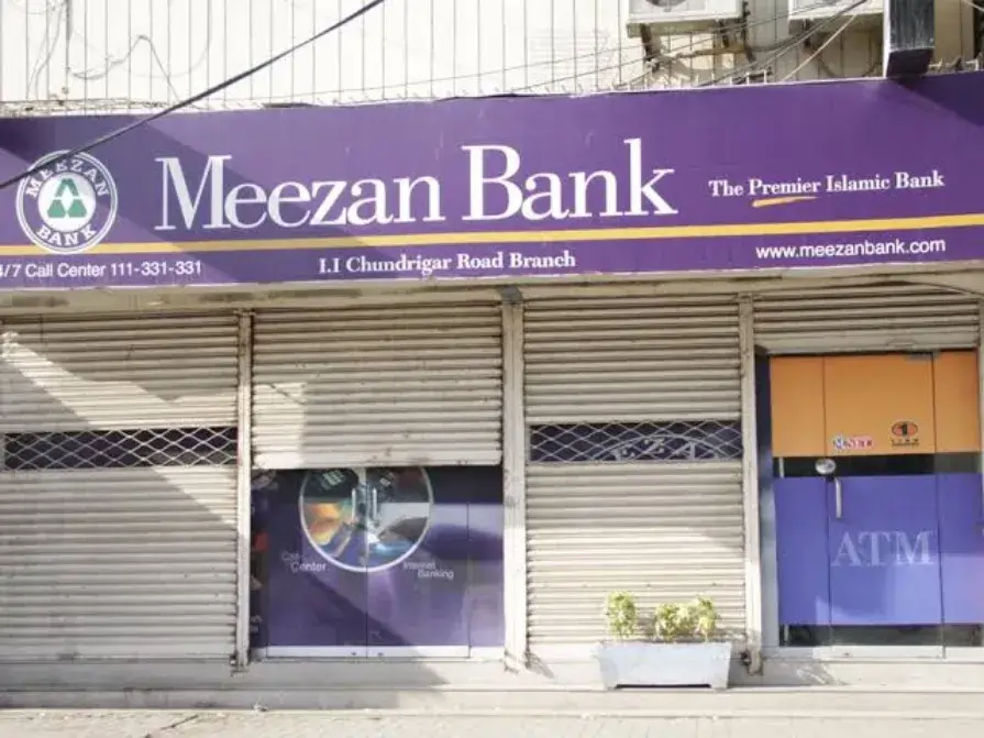 Digital announcement by Meezan Bank highlighting scheduled maintenance downtime of Raast services on 19 and 20 April 2025 via mobile app and internet banking.