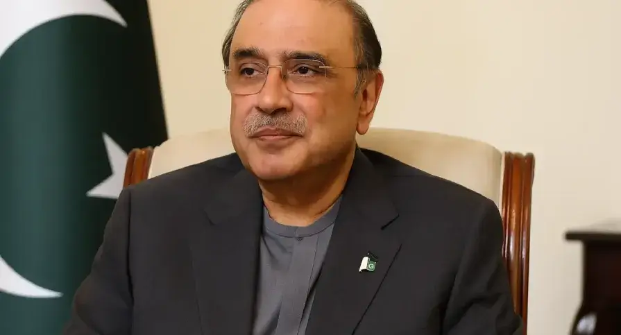 President Asif Zardari leaving the hospital after recovery, accompanied by security and medical staff